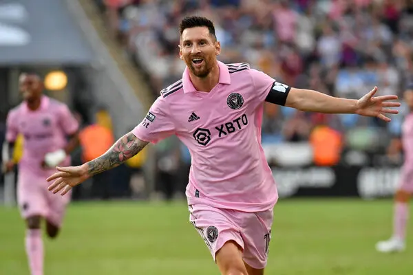 00Messi-Pink-01-hfzq-articleLarge