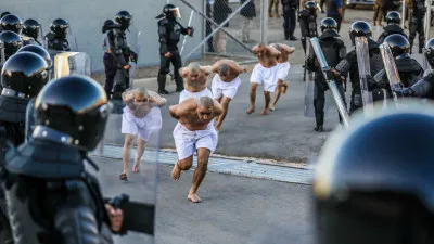 el-gobierno-de-el-salvador-traslada-a-2000-pandilleros-a-nueva-prision-400x225