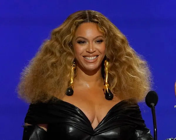 03grammys-walkup-bey-swap-tqfh-articleLarge