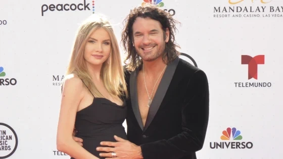 mario-cimarro-y-novia-broni-gregus-2022-latin-american-music-awards-3a6e0c