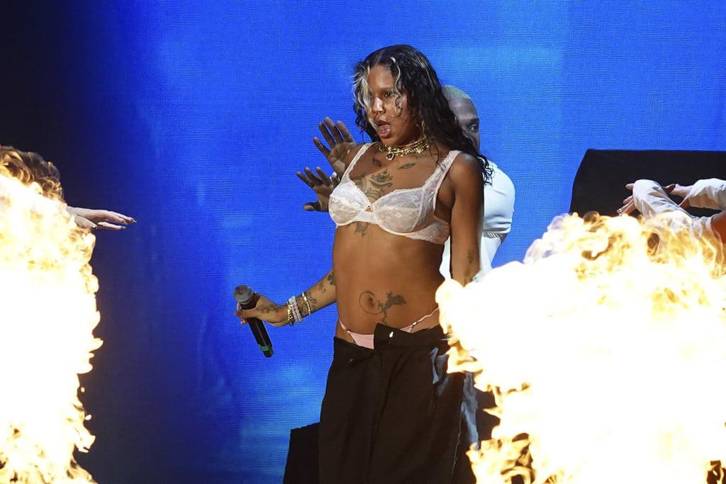 una-persona-con-un-microfono-en-la-mano-c114bbae