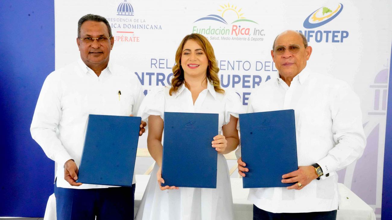 Wenceslao Soto, Gloria Reyes y Rafael Santos Badía firmaron el acuerdo _0