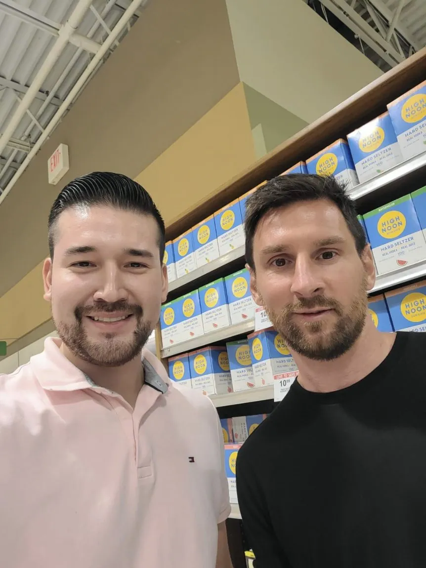 messi-y-un-fanatico-en-un-supermercado-en-miami_w862