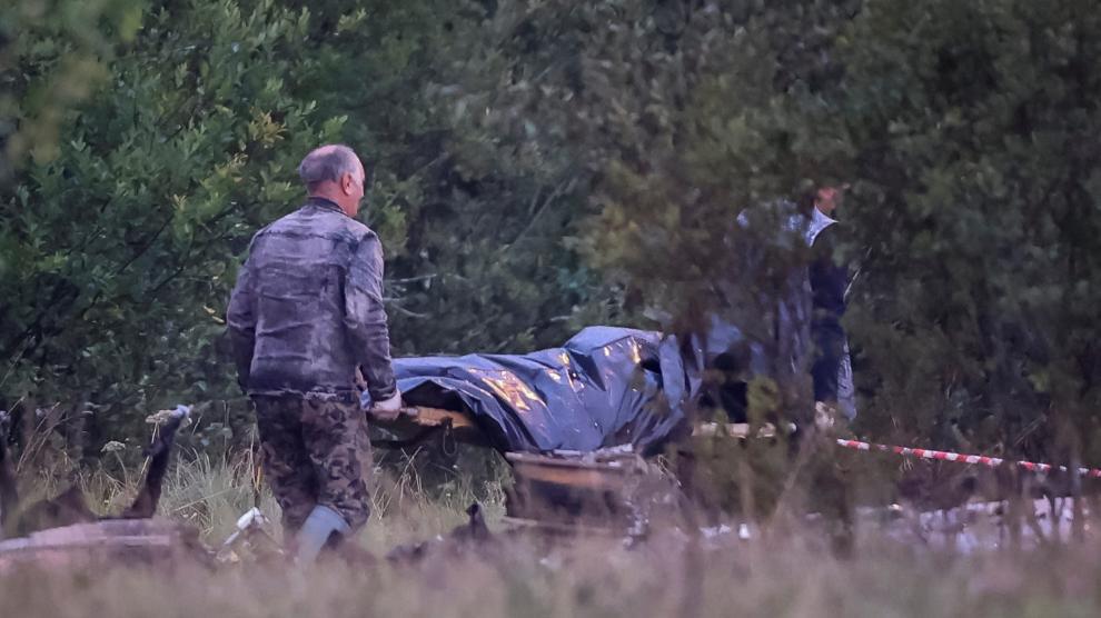 especialistas-en-emergencias-trabajan-en-un-campo-donde-el-avion-privado-vinculado-al-jefe-mercenario-de-wagner-yevgeny-prigozhin-se-estrello-en-la-region-de-tver-rusia-1