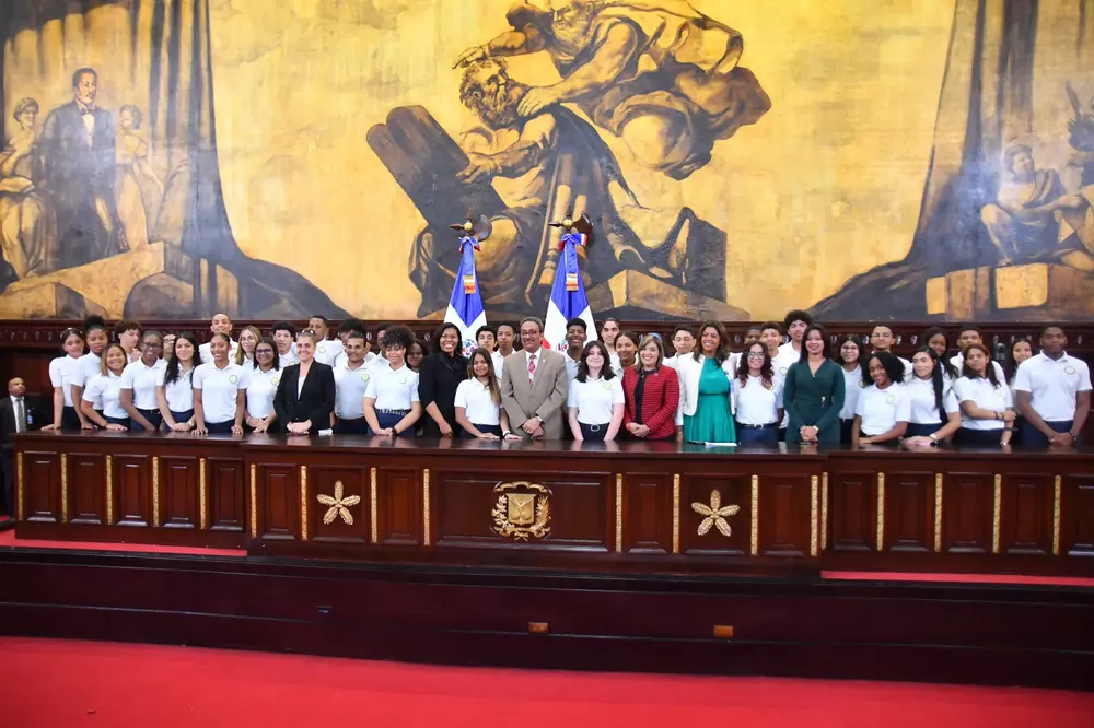 Estudiantes-de-la-Academia-de-Liderazgo-Universidad-Central-del-Este-conocen-el-Senado0-1