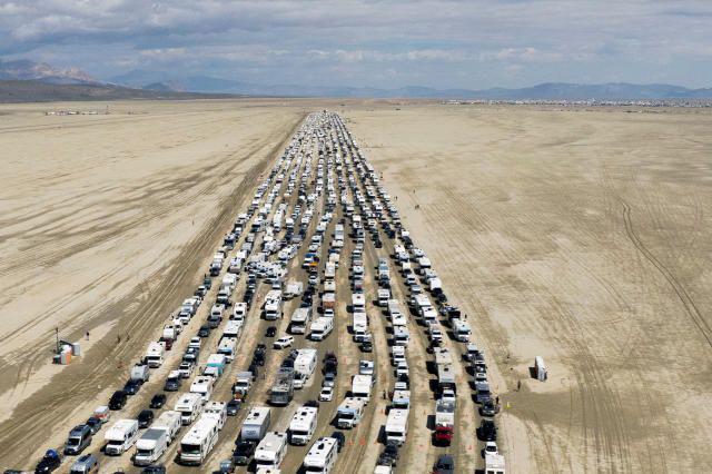 Más-de-70mil-personas-quedaron-atrapadas-en-el-lodo-del-festival-Burning-Man