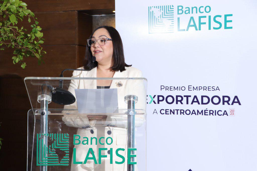 foto-4-la-presidenta-de-adoexpo-elizabeth-mena-se-dirige-a-los-presentes-1024x683