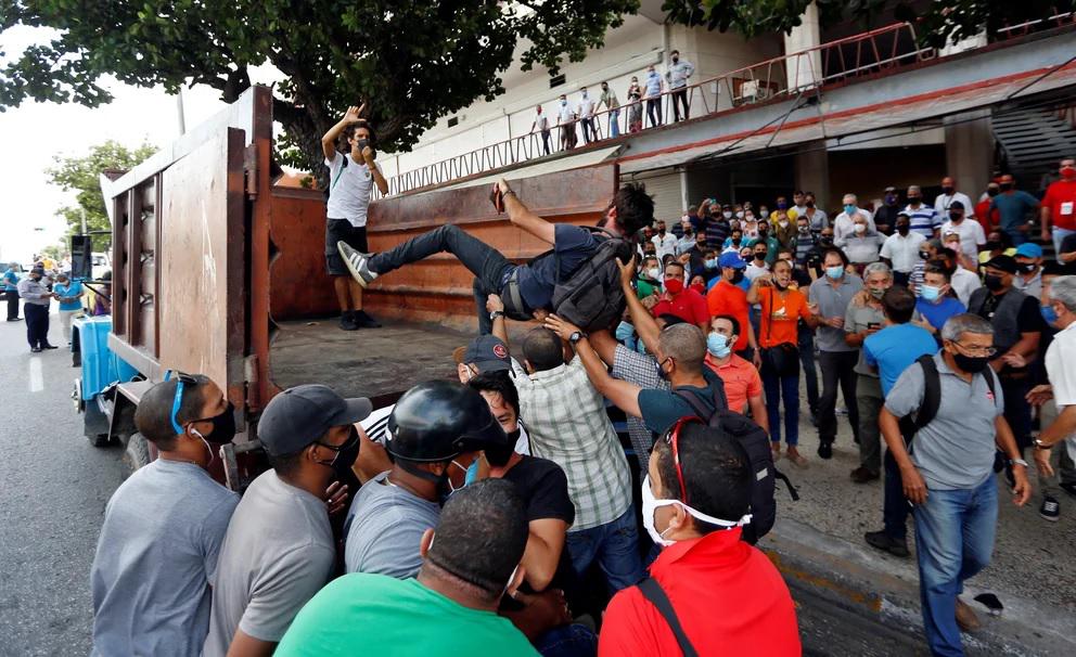 Manifestantes-frente-al-Instituto-de-Radio-y-Televisión-ICRT-mientras