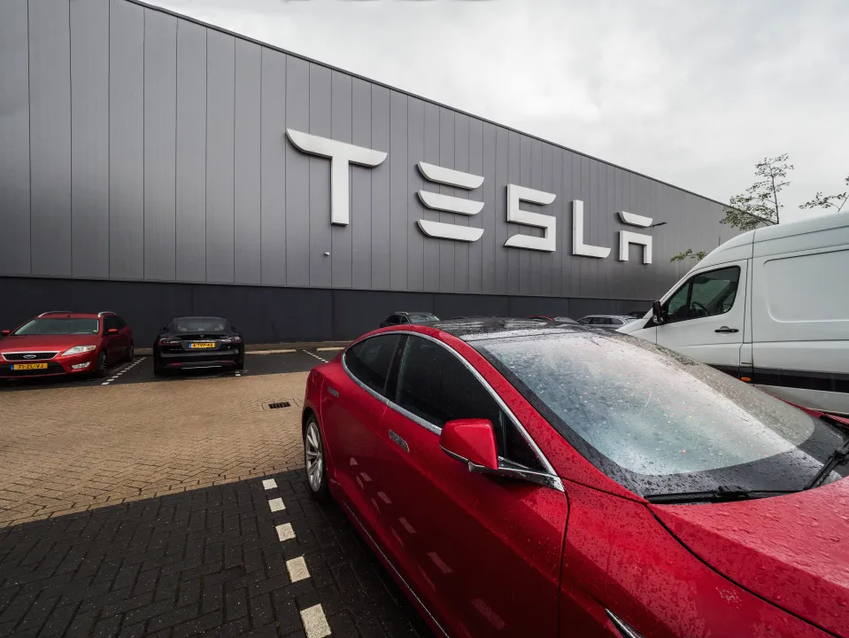 Tesla-planta-shutterstock_1118174945