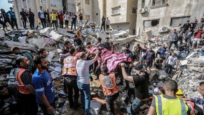 paramedicos-palestinos-desentierran-el-cuerpo-de-una-persona-en-una-casa-colapsada-por-un-ataque-de-las-fuerzas-israelies