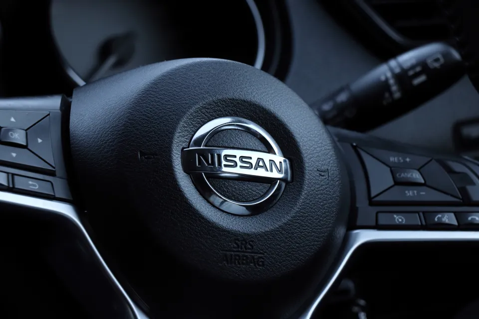 nissan-retiro-revision-volante-logo-shutterstock_1873466593