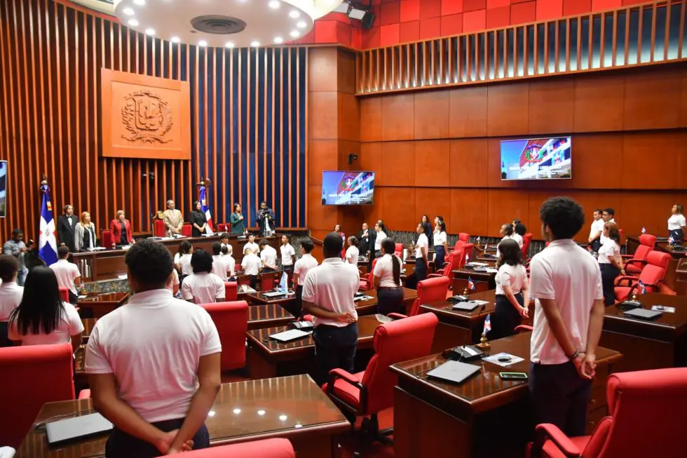 Estudiantes-de-la-Academia-de-Liderazgo-Universidad-Central-del-Este-conocen-el-Senado3-980x653