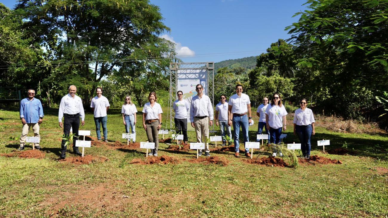 7. Medio Ambiente desarrolla jornada forestal con Propagas en la microcuenca del Higüero