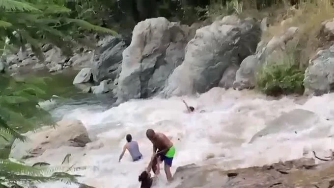 rescatan-personas-arrastradas-por-crecida-de-rio-guanajuma-en-janico