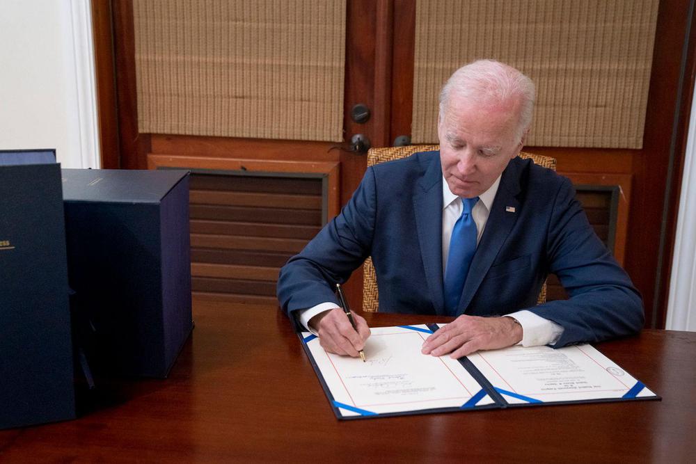 221229190436-joe-biden-signed-bipartisan-omnibus-bill