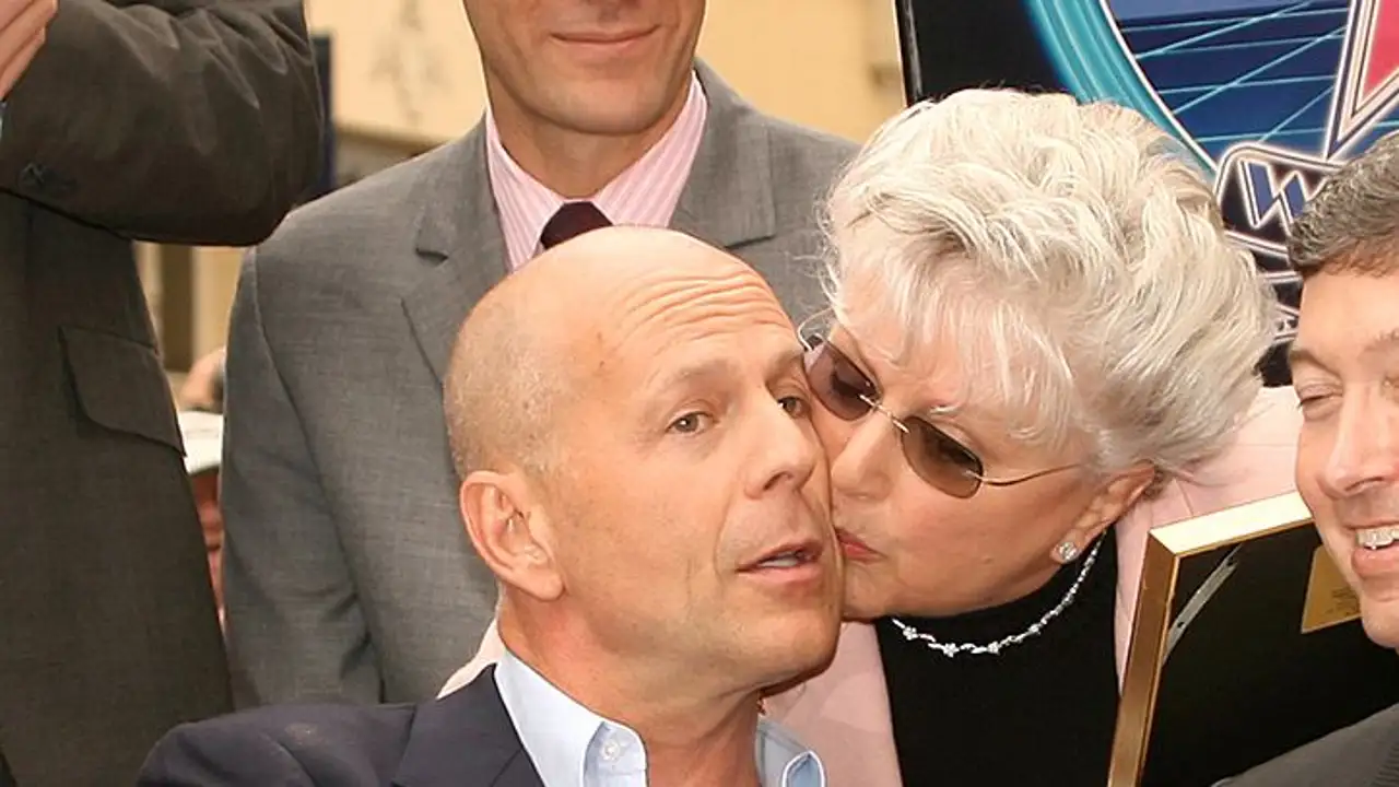 bruce-willis-recibiendo-beso-madre-marlene-willis_69