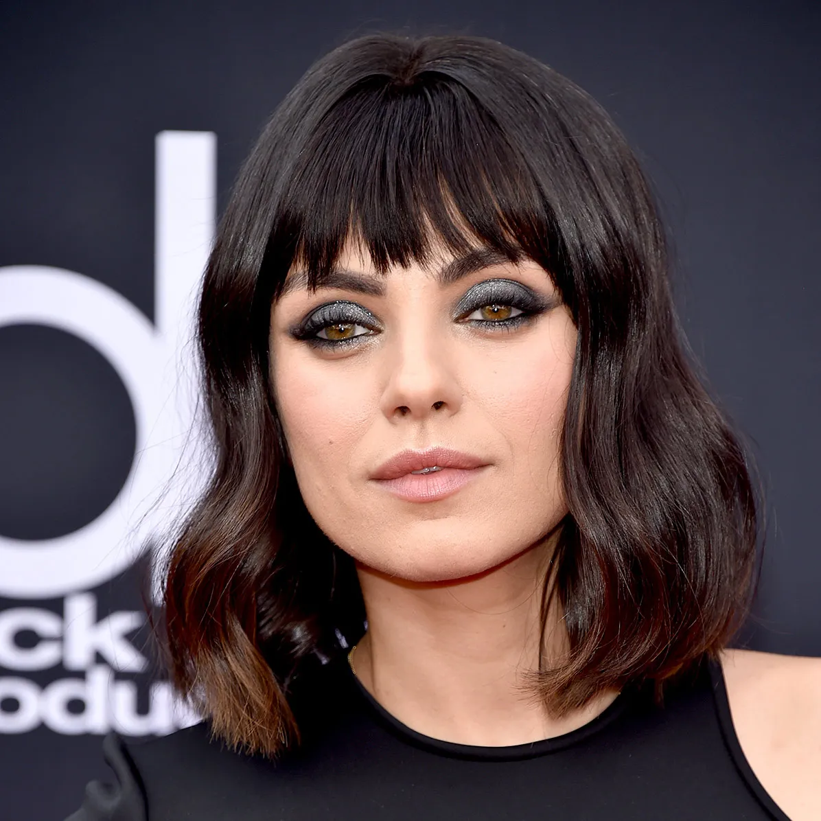 mila_kunis_flequillo_alfombra_roja_premios_billboards_2018_7330
