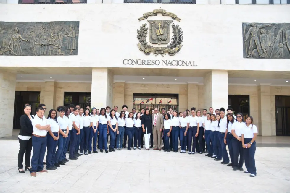 Estudiantes-de-la-Academia-de-Liderazgo-Universidad-Central-del-Este-conocen-el-Senado1-980x653