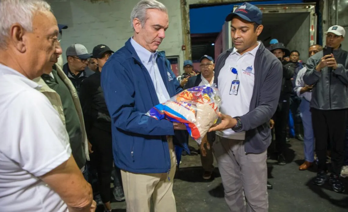 Abinader-supervisando-las-raciones-alimenticias-1140x694