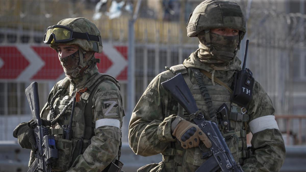militares-rusos-haciendo-guardia-cerca-de-la-central-hidroelectrica-de-kakhovka-cerca-de-jerson