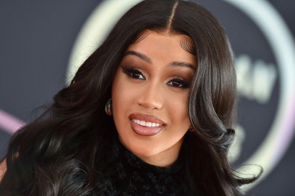 cardi-b-attends-the-2021-american-music-awards-red-carpet-news-photo-1667227378