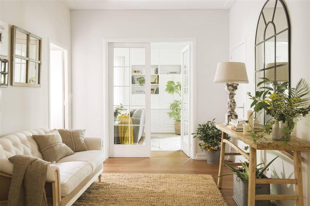 recibidor-invierno-con-espejos-y-sofa-00485192_db5a6634_1000x667