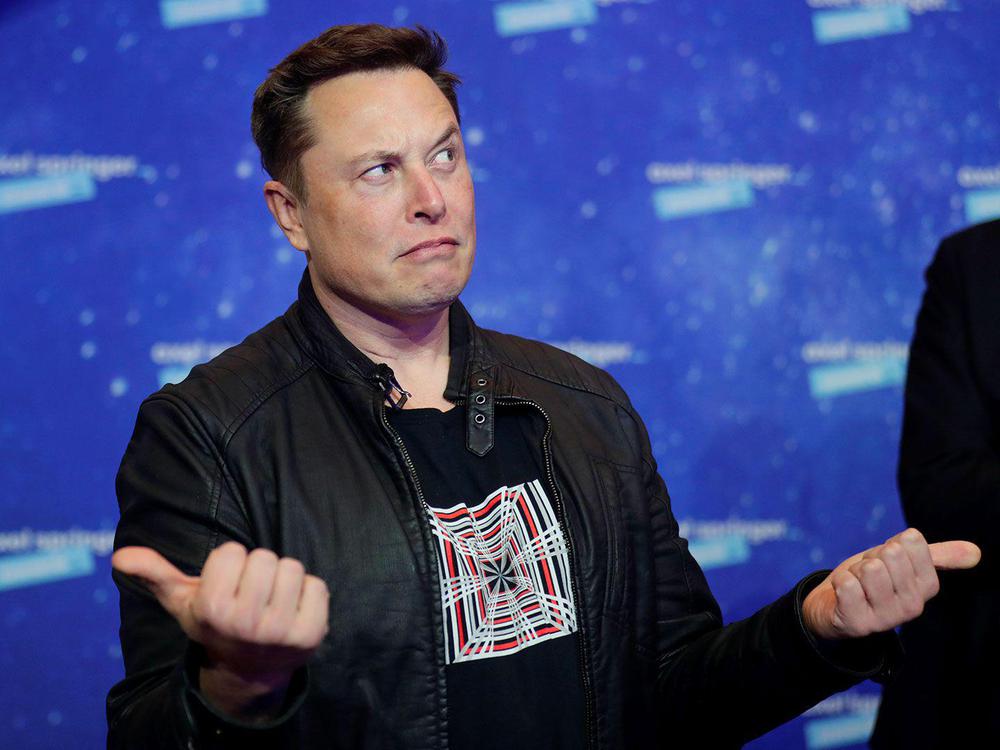 Proyectan-cientos-de-insultos-contra-Elon-Musk-en-las-oficinas-de-Twitter