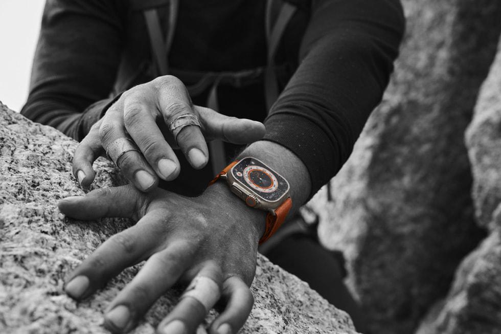 Apple-Watch-Ultra-lifestyle-adventure-220907_big.jpg.large