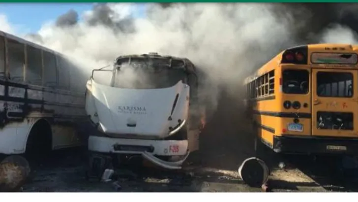 Fuego-en-el-Parqueo-de-la-empresa-de-transporte-La-Monumental-en-Bavaro.
