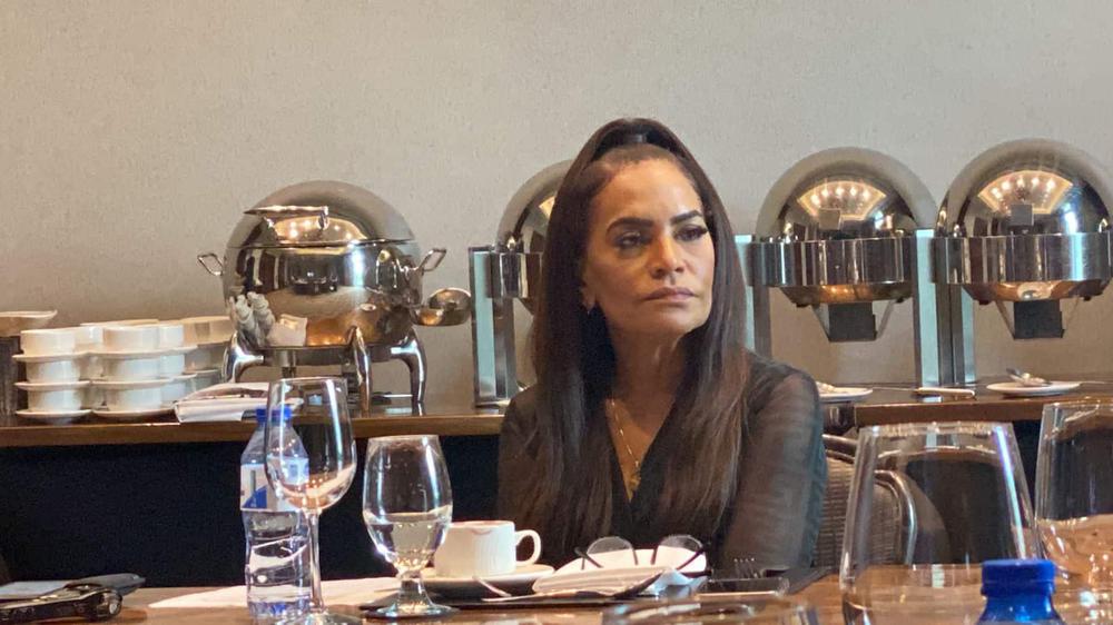 una-mujer-con-una-copa-de-vino-7bfc2467