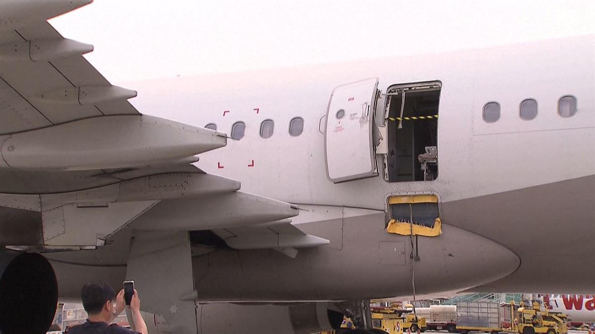 20230526124336_se-abre-puerta-de-avion-corea-del-sur_amp_w1200