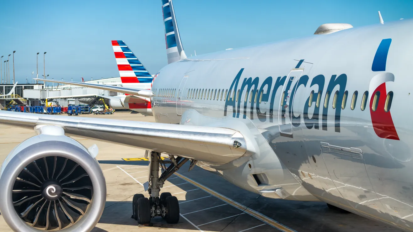 American-Airlines-estacionado-shutterstock_738219229