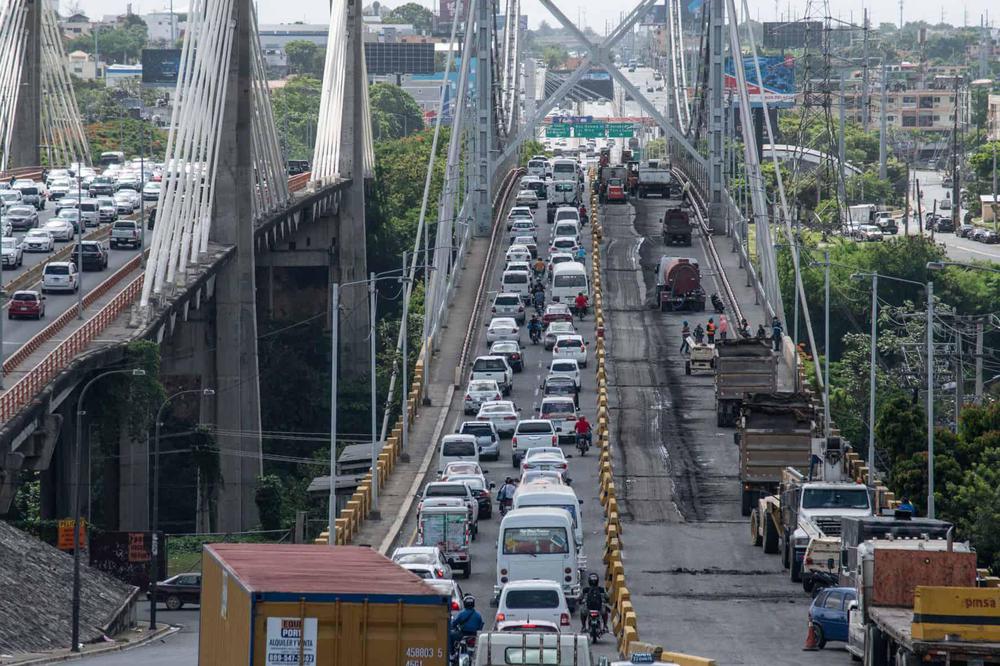un-puente-en-una-ciudad-41776001