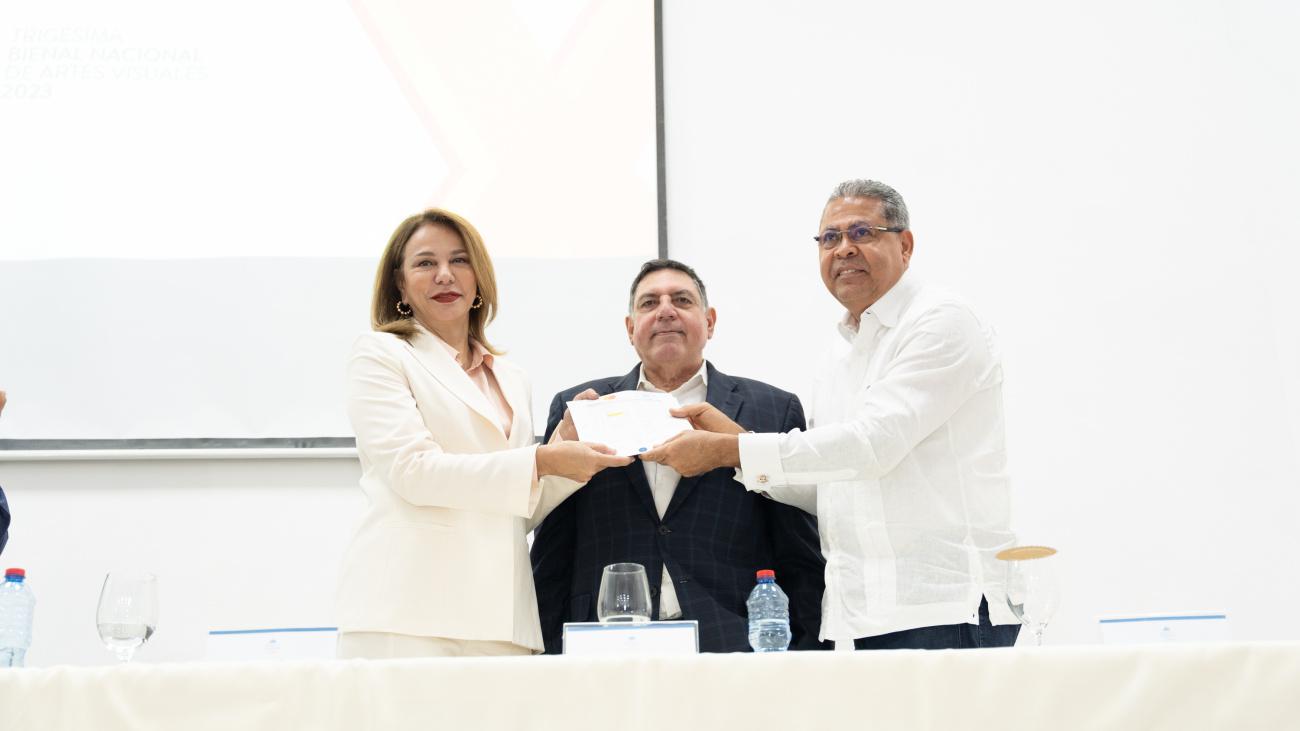 Abogado notario entrega sobre cerrado y sellado de las obras seleccionadas