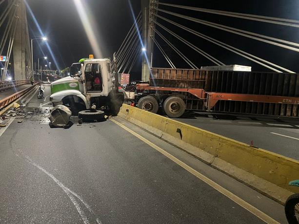 accidente-de-una-patana-complica-el-transito-sobre-el-puente-juan-bosch