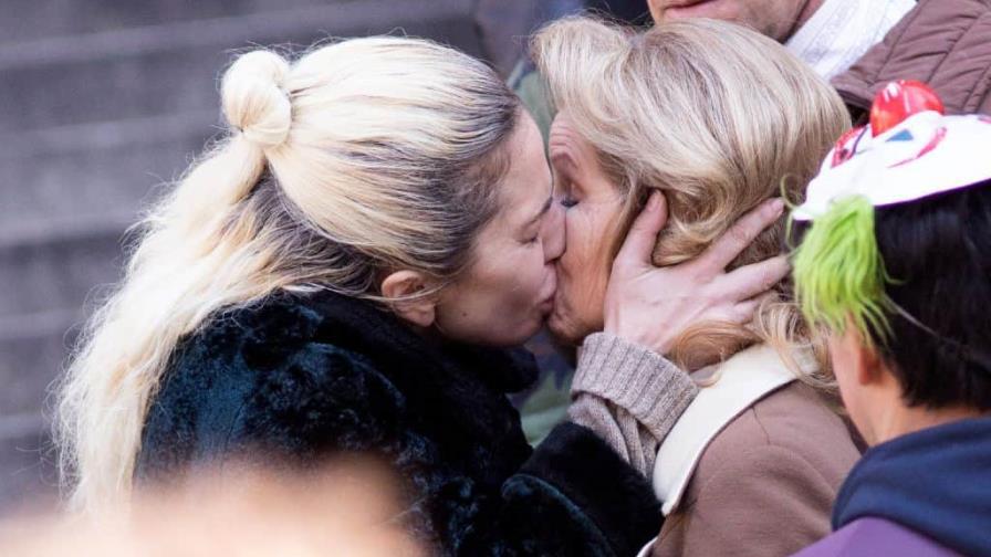 lady-gaga-beso-mujer-gettyimages-1249559321-1f7ec6f0-focus-0-0-896-504