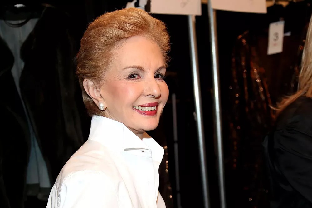carolina-herrera-con-camisa-blanca