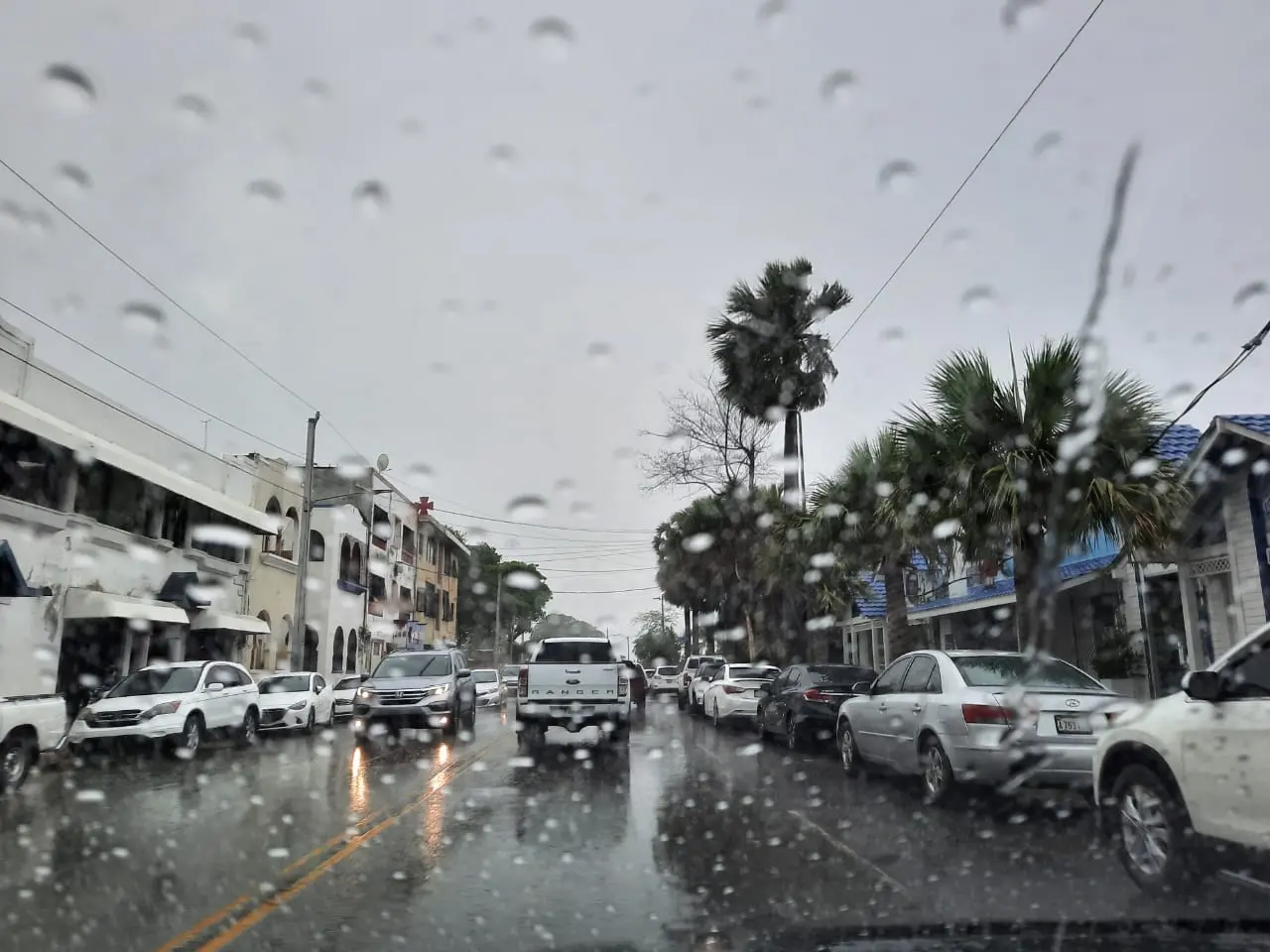 LLUVIA-CLIMA-MALECÓN