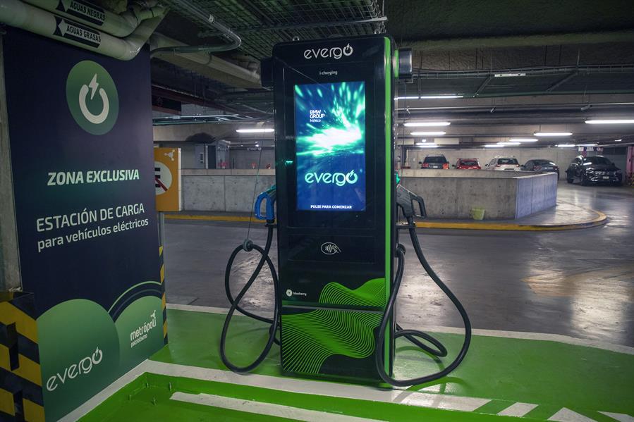 estacion-de-carga-para-vehiculos-electricos-de-la-empresa-Evergo-1