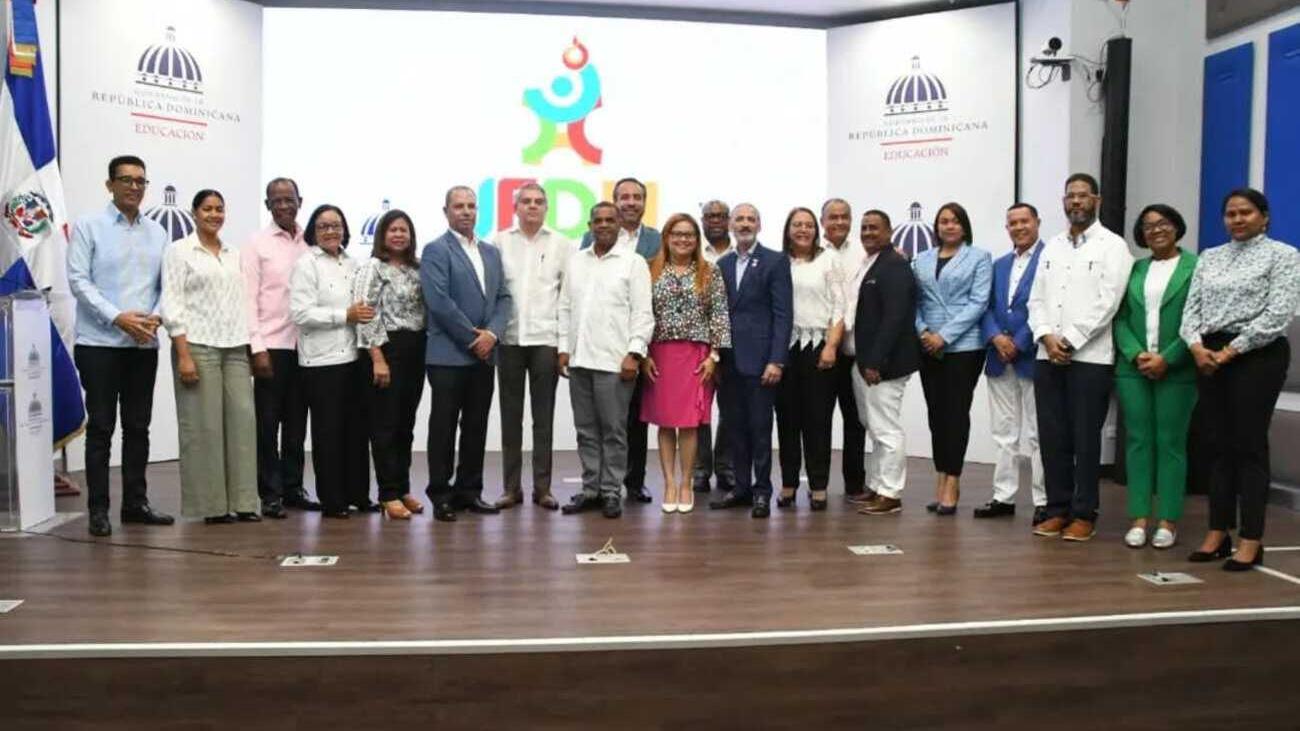 PIE 1 El director ejecutivo del INEFI, Alberto Rodríguez Mella, con miembros del comité organizador de los X Juegos Escolares Deportivos Nacionales Barahona 2023 (2) (1)_0
