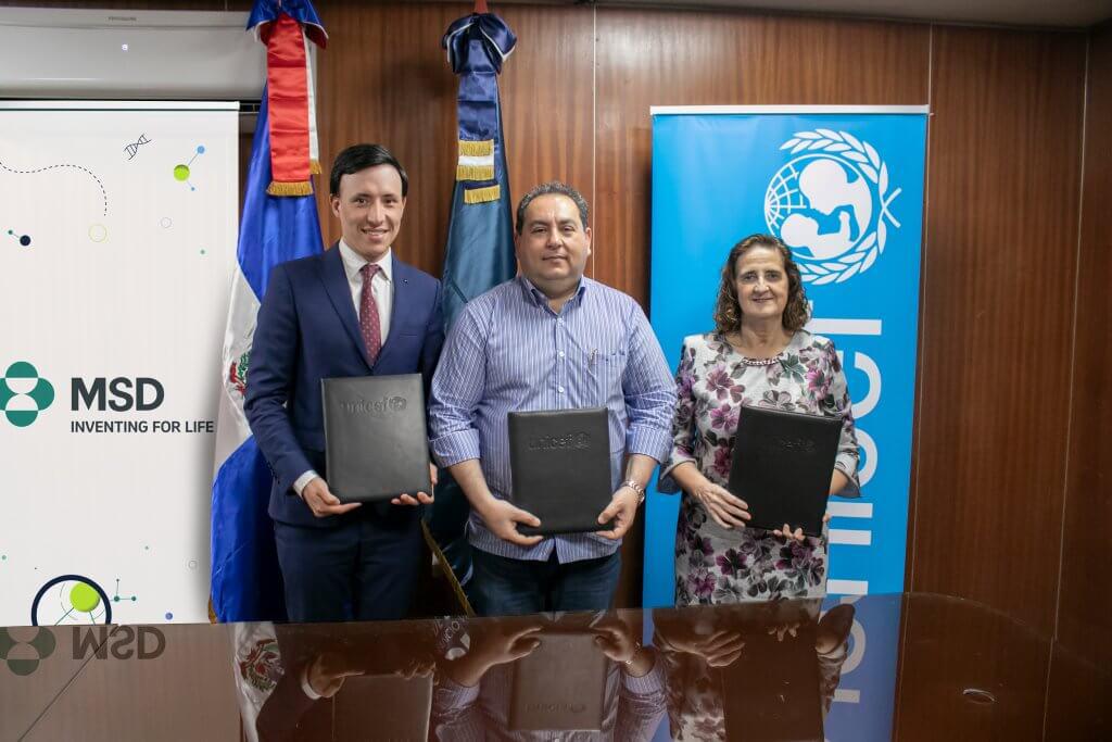 andres-barreto-borbon-mario-lama-y-rosa-elcarte-luego-de-firmado-el-convenio-1024x683