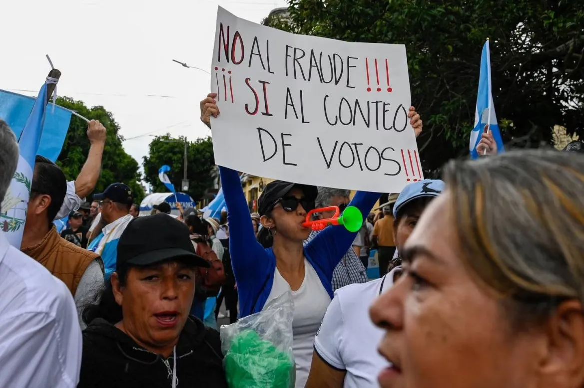 protestas-en-guatemala-por-el-escandalo-electoral-marcan-la-ruta-hacia-el-balotaje-presidencial-laverdaddemonagas.com-789d056f-a604-4fd2-940a-3adfa87bc457-1