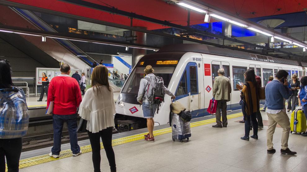 metro-de-madrid-estacion-de-nuevos-ministerios-anden-tren-trenes-vias-pasajeros-turismo-turistas-viajeros-viajando-viajar