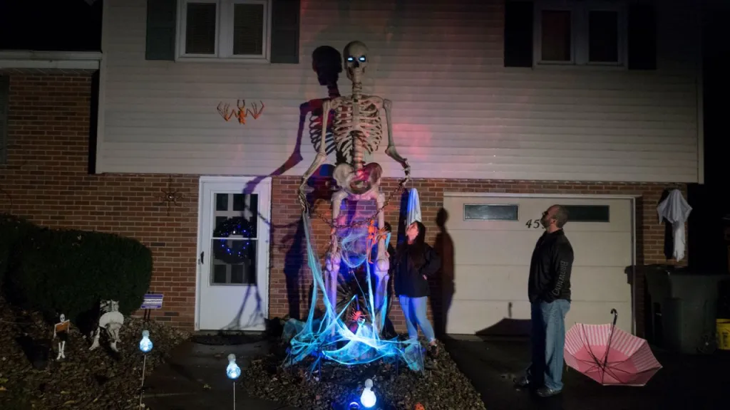 221004140428-04-home-depot-skeleton-halloween
