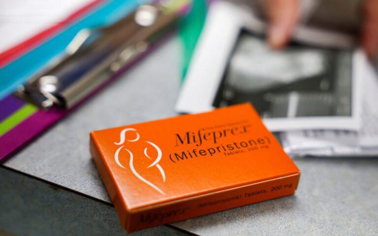 corte-suprema-mantiene-acceso-pildora-abortiva-mifepristona-aborto-21042023-768x480