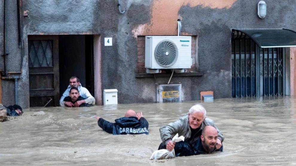 dos-carabinieri-rescatan-a-ciudadanos-en-la-region-de-emilia-romana