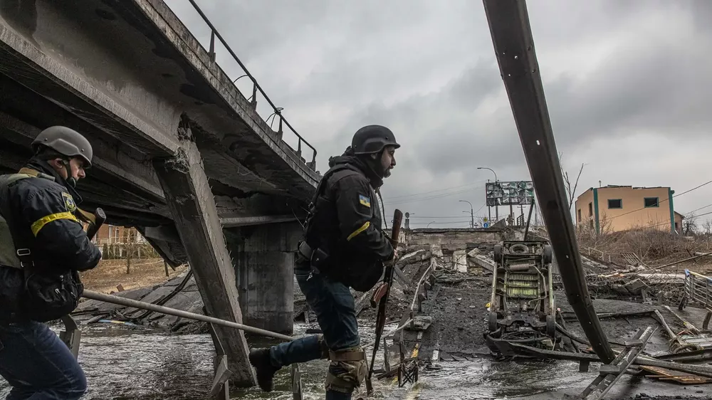militares-ucranianos-pasan-junto-puente-destruido-ciudad-irpin-provincia-kiev_98