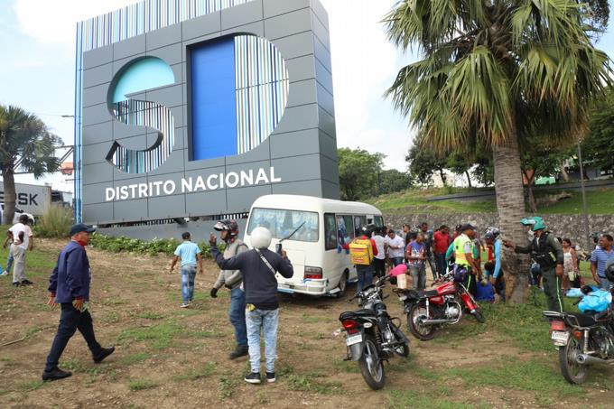 autobus-se-estrella-en-entrada-del-distrito-nacional-y-deja-a-varios-heridos