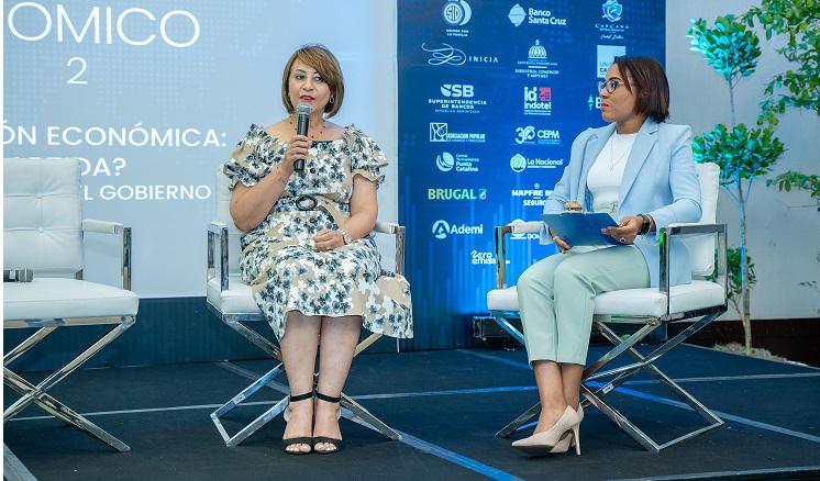 Rosanna-Ruiz-expone-durante-Foro-Económico-de-El-Dinero