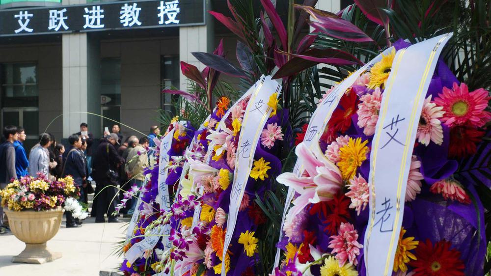 china-declara-la-guerra-a-los-funerales-con-strippers-2